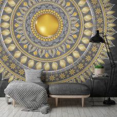 Eine Fototapete eines eleganten goldenen Mandalas auf einem grauen Hintergrund, perfekt für ein erholsames Schlafzimmer.