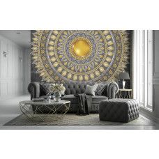 Eine Fototapete eines verschnörkelten goldenen Mandalas auf einem grauen Hintergrund mit indischen Mustern, ideal für ein Wohnzimmer.