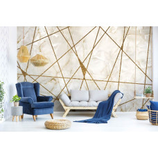 Eine Vliestapete mit goldenem Marmor im industriellen Design, ideal für ein modernes Wohnzimmer.
