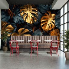 Fototapete mit Jungle Design und goldenen Monstera Blättern im Restaurant.