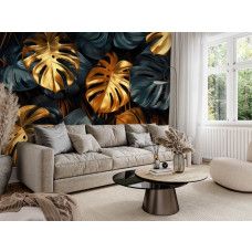 Fototapete mit luxuriösen goldenen Monstera Blättern auf dunklem Jungle Hintergrund im Wohnzimmer.