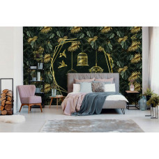 Eine Fototapete mit goldenen Vögeln im Dschungel, mit Blättern und Vogelkäfigen für das Schlafzimmer.