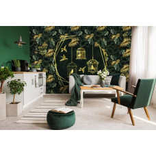 Eine Fototapete mit goldenen Vögeln im Dschungel, mit Blättern und Vogelkäfigen auf Vliesbehang für das Wohnzimmer.