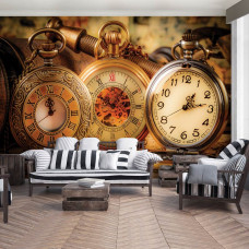 Eine Fototapete mit goldenen Taschenuhren und einer klassischen Uhr in einem stilvollen Wohnzimmer.