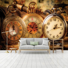 Eine Fototapete mit klassischen goldenen Taschenuhren und einer Uhr als Dekoration in einem Wohnzimmer.