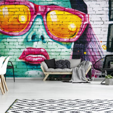 Fototapete mit dem Gesicht einer Frau im Graffiti-Stil für ein Wohnzimmer.
