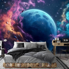 Eine Fototapete der Great Galaxy mit Sternen, Planeten und dem Universum im Weltraum und Kosmos in einem Schlafzimmer mit magischer Atmosphäre.