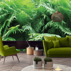 Eine Fototapete mit grünen Dschungelfarnen, perfekt für ein Wohnzimmer.