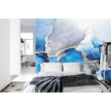 Eine Fototapete mit einem raffinierten grauen und blauen Marmormuster in einem Schlafzimmer.
