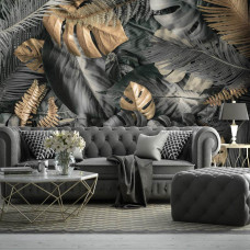 Eine botanische Fototapete mit silbernen Blättern und goldenen Akzenten, die dem Wohnzimmer Eleganz verleihen.