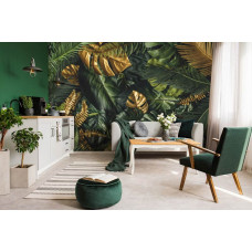 Eine Fototapete mit üppigen grünen und goldenen Blättern im Dschungel-Design, perfekt für ein botanisches Wohnzimmer.
