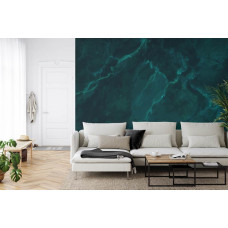 Ein Fototapete mit grünem Marmor in Türkistönen und Natursteinoptik in einem Wohnzimmer.