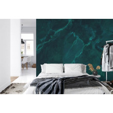 Ein Fototapete mit grünem Marmor in Türkistönen und Natursteinoptik in einem Schlafzimmer.