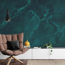 Ein Fototapete mit grünem Marmor in Türkistönen und Natursteinoptik in einem Wohnzimmer.