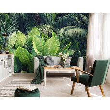 Eine Fototapete mit grünen Blättern in einem üppigen Dschungel, ideal für ein Wohnzimmer.