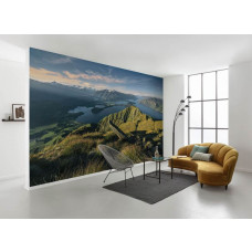 Eine Fototapete von grüner Natur und Bergen in einer schönen Landschaft im Wohnzimmer.