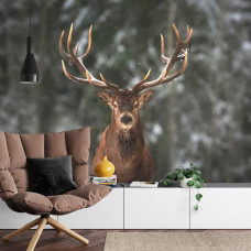Eine Fototapete, die einen großen Hirsch mit eindrucksvollem Geweih in einem Wald zeigt, angezeigt in einem Wohnzimmer.