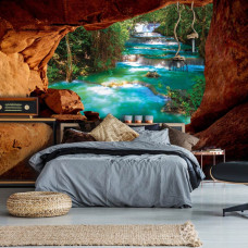 Eine Fototapete einer Höhle mit Blick auf Wasserfälle im Dschungel für das Schlafzimmer.