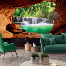 Eine Fototapete einer Höhle mit Blick auf einen Wasserfall im Dschungel für das Wohnzimmer.