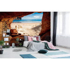 Eine Fototapete mit einem 3D-Effekt von einem Strandweg aus einer Höhle im Schlafzimmer gesehen.