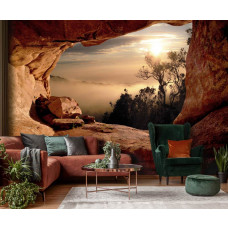 Fototapete mit Blick aus einer Höhle auf einen nebligen Wald mit 3D-Effekt, geeignet für ein stilvolles Wohnzimmer.