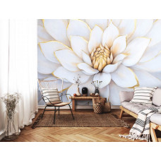 Fototapete mit einer großen weißen Blume und luxuriösen Golddetails in einem Wohnzimmer.