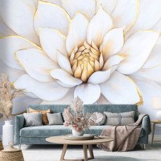 Ein Wohnzimmer mit einer Fototapete mit einer großen weißen Blume und luxuriösen Golddetails.