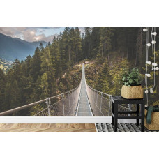 Eine Fototapete mit einer Berglandschaft und einer Hängebrücke, dargestellt in einem Wohnzimmer.