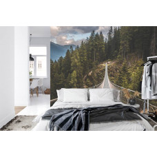 Eine Fototapete mit einer Hängebrücke in den Dolomiten, dargestellt in einem Schlafzimmer.