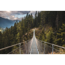 Die Hängebrücke in den Dolomiten in Italien, mit Bergen im Hintergrund, dargestellt in einer beeindruckenden Fototapete.