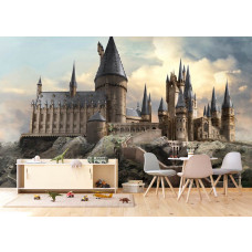 Ein Fototapete mit Harry Potter Blick auf Hogwarts im Jungenzimmer, bei dem das mysteriöse Schloss und die dunklen Wolken eine coole und magische Ausstrahlung erzeugen.