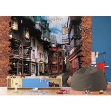 Ein Fototapete mit Harry Potter Wegisweg - Diagon Alley im Kinderzimmer, bei dem die bunten Läden und geheimen Durchgänge eine fantasievolle und abenteuerliche Atmosphäre erzeugen.