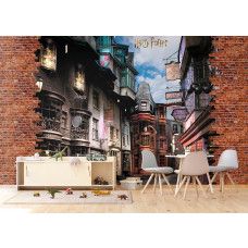 Ein Fototapete mit Harry Potter Wegisweg - Diagon Alley im Wohnzimmer, bei dem die lebendige Straße und die ikonischen Läden eine magische und verspielte Umgebung schaffen.