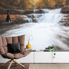 Ein beruhigendes Fototapete mit natürlichen Herbsttönen und einem Wasserfall, ideal für ein Wohnzimmer.