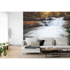 Ein wunderschönes Fototapete mit einem herbstlichen Wasserfall in einer waldreichen Landschaft, geeignet für ein Wohnzimmer.