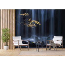 Ein Fototapet von einem Herbstzweig bei einem Wasserfall mit Felsen und goldenen Tönen in einem Wohnzimmer mit Vliesbehang.