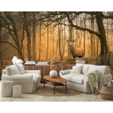 Ein Wohnzimmer mit einer Fototapete von einem Hirsch am Waldrand mit einem Hirsch in einem idyllischen Wald und einem ruhigen See im Vordergrund.