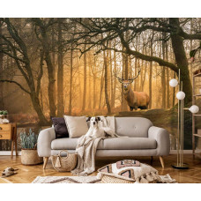 Ein stilvolles Wohnzimmer mit einer Fototapete von einem Hirsch am Waldrand mit einem Hirsch in einem idyllischen Wald und einem ruhigen See im Vordergrund.