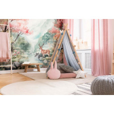 Eine Fototapete mit einem Hirsch in der Wildnis, die dem Babyzimmer eine ruhige, waldreiche Atmosphäre verleiht.