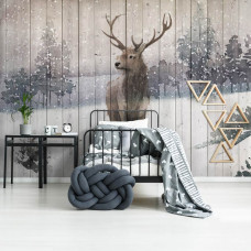 Eine Fototapete mit einem Hirsch in einem Winterwald mit einem Rentier in einer natürlichen Umgebung, zu sehen im Kinderzimmer.