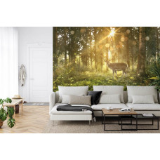 Fototapete mit einem Hirsch in einem sonnigen Wald in einem Wohnzimmer.