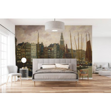 Ein Schlafzimmer mit einer Fototapete mit einem historischen Stadtbild vom Damrak in Amsterdam, mit ikonischen Häusern, dem Oudekerksturm und einer stimmungsvollen Darstellung des Binnenhafens.