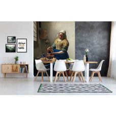 Fototapete in einem Esszimmer mit dem ikonischen Gemälde Die Milchmagd von Vermeer.