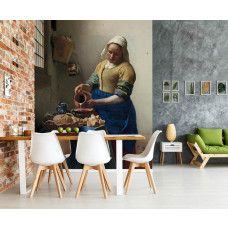 Eine Küche mit einer Fototapete mit dem ikonischen Gemälde Die Milchmagd von Vermeer.