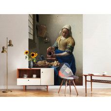 Fototapete mit dem ikonischen Gemälde Die Milchmagd von Vermeer in einem stilvollen Wohnzimmer.