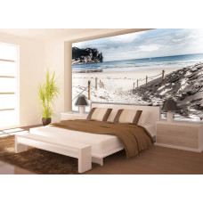 Eine Fototapete von einem Strandweg, der zum Meer führt, sichtbar in einem Schlafzimmer.