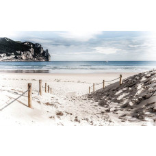 Sandweg am Strand, der zum Ufer führt, mit dem blauen Meer im Hintergrund, Fototapete für einen ruhigen Strandspaziergang.