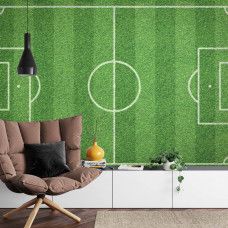 Eine Fototapete mit einem ausgestreckten Grasfeld und einem Fußball in einem Wohnzimmer.