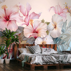 Eine Fototapete mit einem Hibiskus-Gemälde mit Blumen und Pflanzen in einem Schlafzimmer mit subtilen Farbschattierungen.