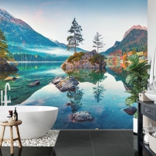 Eine Fototapete mit dem Hintersee in einer mystischen Berglandschaft im Badezimmer.